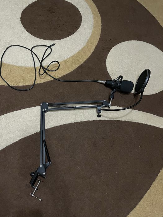 Vând microfon cu brat Media-Tech MT397