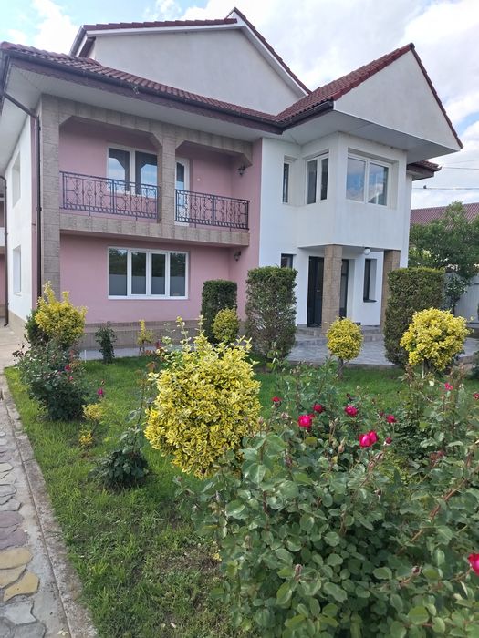 Inchiriez parterul unei locuinte cu 5 camere, 2 bai, bucatarie si 2 holuri. Intrare separata cu toate utilitatile.
