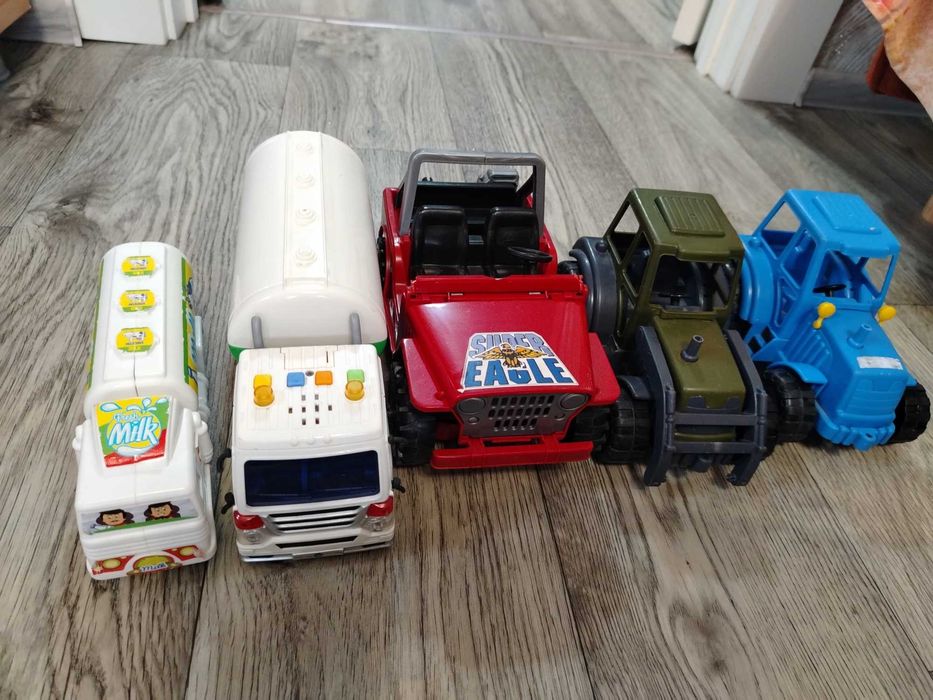 Продам игрушечные машинки трактор