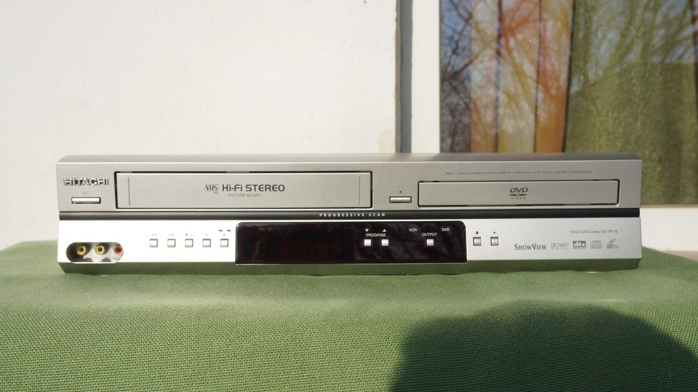 Video recorder VHS combo cu DVD player Hitachi  DV-PF7E stereo Hi-Fi