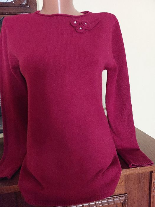 Pulover festiv - cu 3 trandafiri din acelasi material pe umarul stang