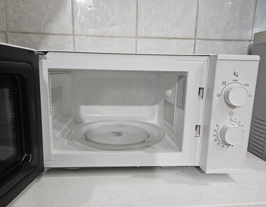 Продам микроволновку Hotpoint ARISTON бу