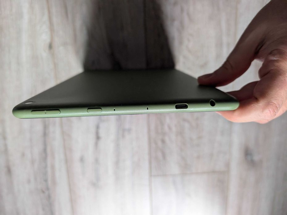 Продавам 10 инчов таблет Amazon Fire HD 10 - 11 поколение