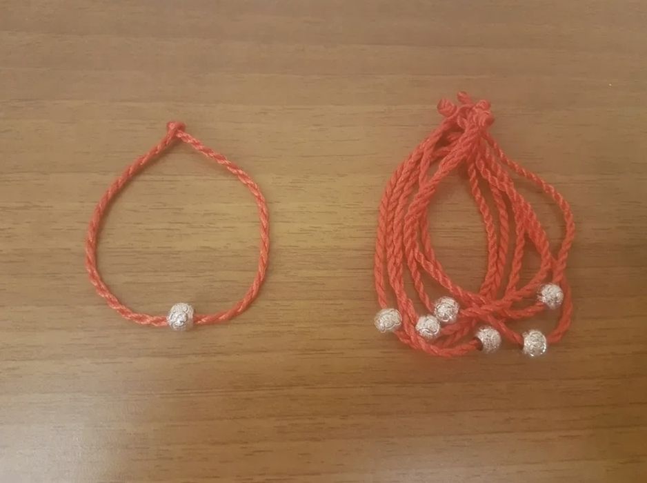 Красная нить с серебряным шариком