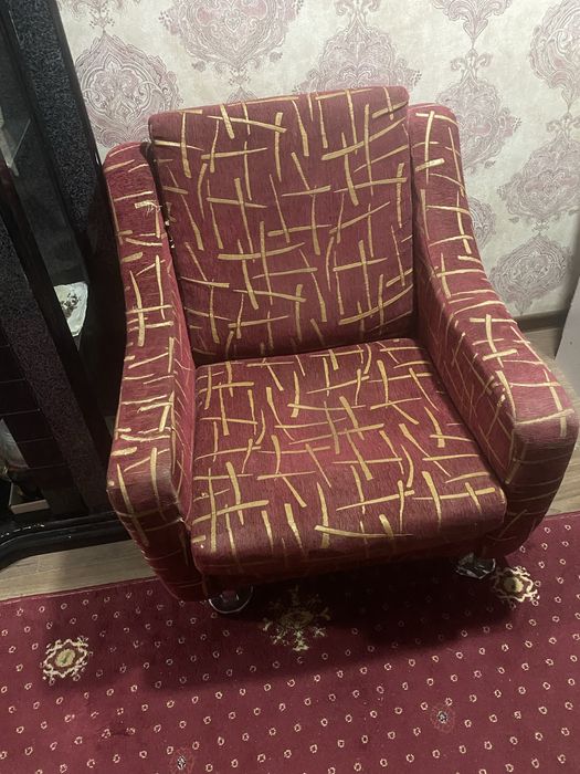 диван и кресло в нормальном состояние