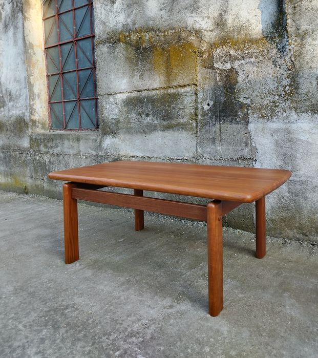 Măsuță veche din lemn masiv de tec, BURCHARDT -NIELSEN, stil Mid-Century
L= 133 cm,  l= 76 cm,  H= 54 cm.
2100 lei