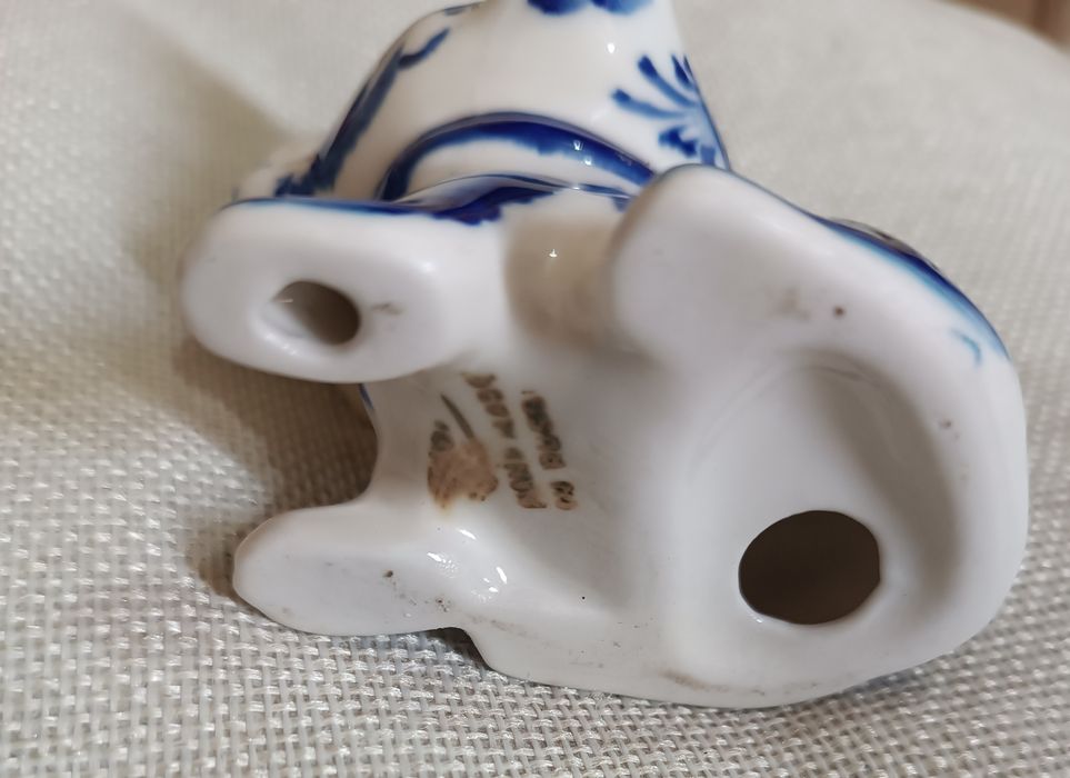 Продаю фарфоровую статуэтку Гжель