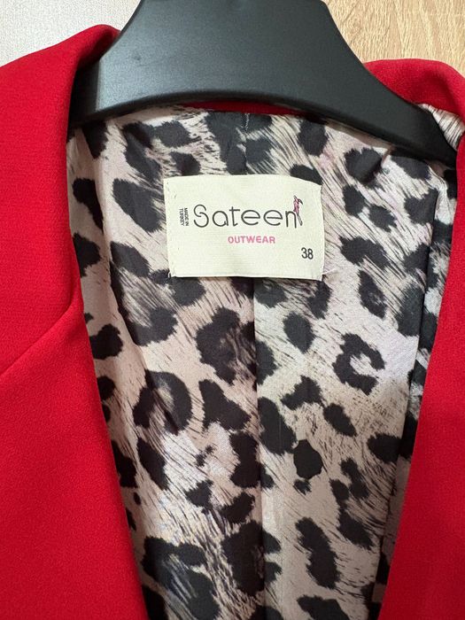 Червено официално сако