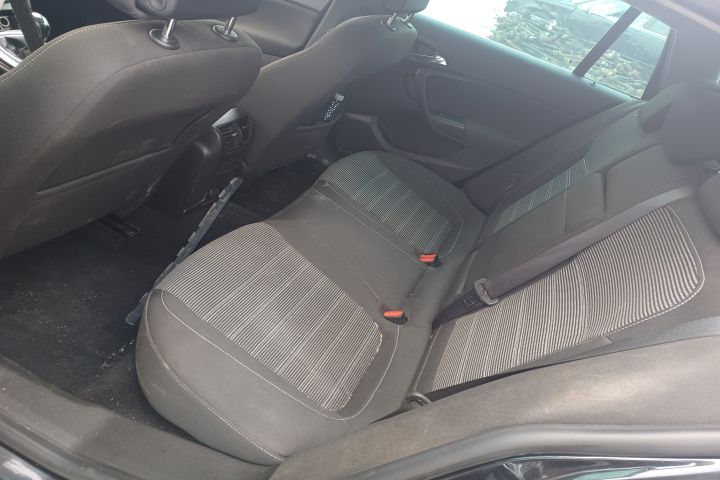 Dezmembrez Opel Insignia A