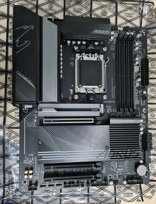Gigabyte B650 Aorus Elite Ax V2 - cu garantie pana in Septembrie 2027