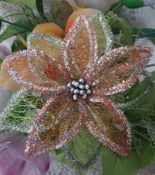 Блестящие цветы на елку