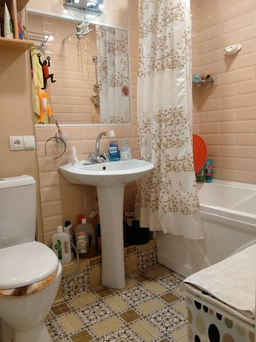 Продам чиланзар 5.  Трёх комнатная.  Балкон 2*6