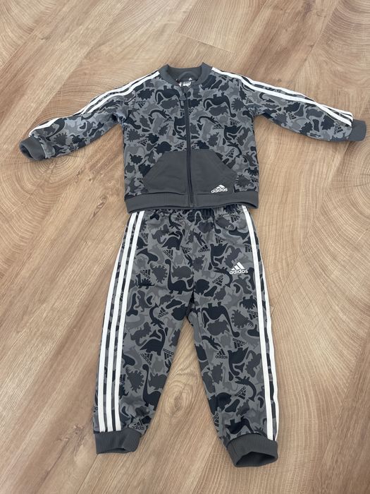 Бебешки анцуг спортен комплект Adidas Dino Camo 12-18м