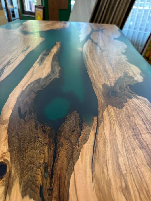 Трапезна маса от Маслина и Епоксидна смола зелена във футуристична форма на плот и основа