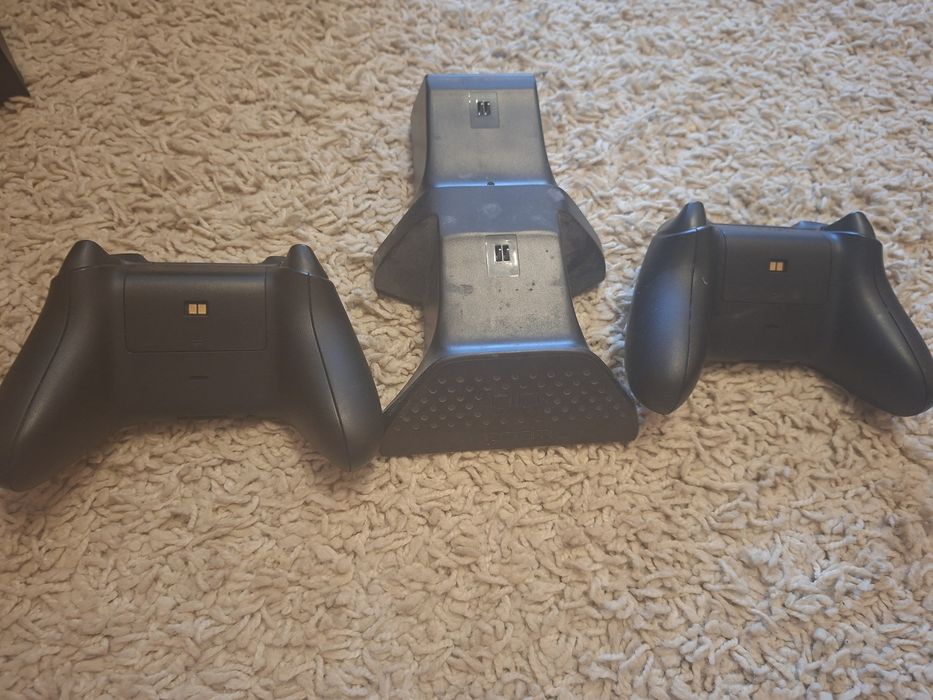 Xbox Series X 1TB Aproape Nou + 2 Controllere + Dock Venom + Cutie