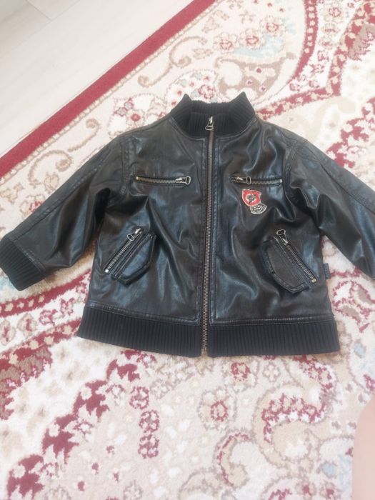 Продам кожаную куртку на мальчика