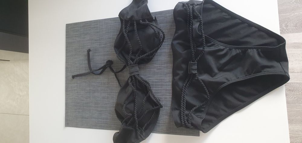 Vând costum de baie negru măsura M