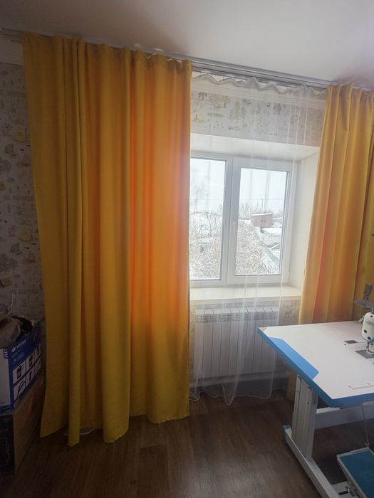 Продам шторы б/у и стекляный столик