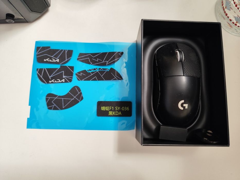 Logitech G Pro X Superlight в перфектно състояние + нови грипове и стъклени mouse skates