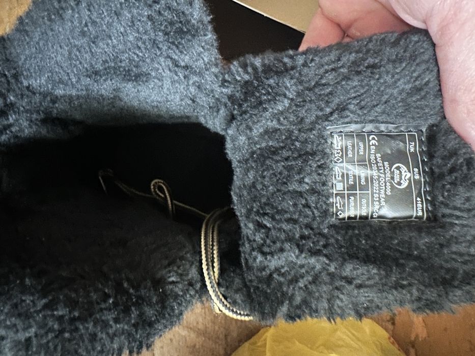 Продам зимнюю и летнюю спец обувь