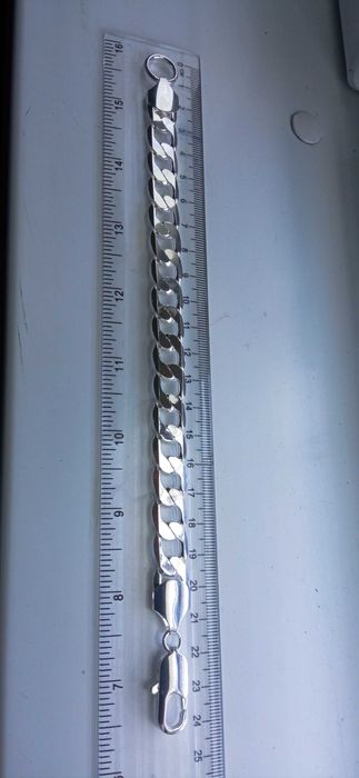 Масивна, сребърна гривна. Класически модел за мъж.В кутия.