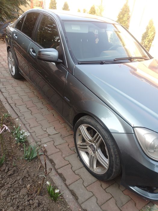 Vând Mercedes Benz 2011