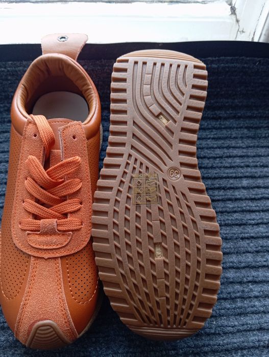 Аяқ киім сатылады.