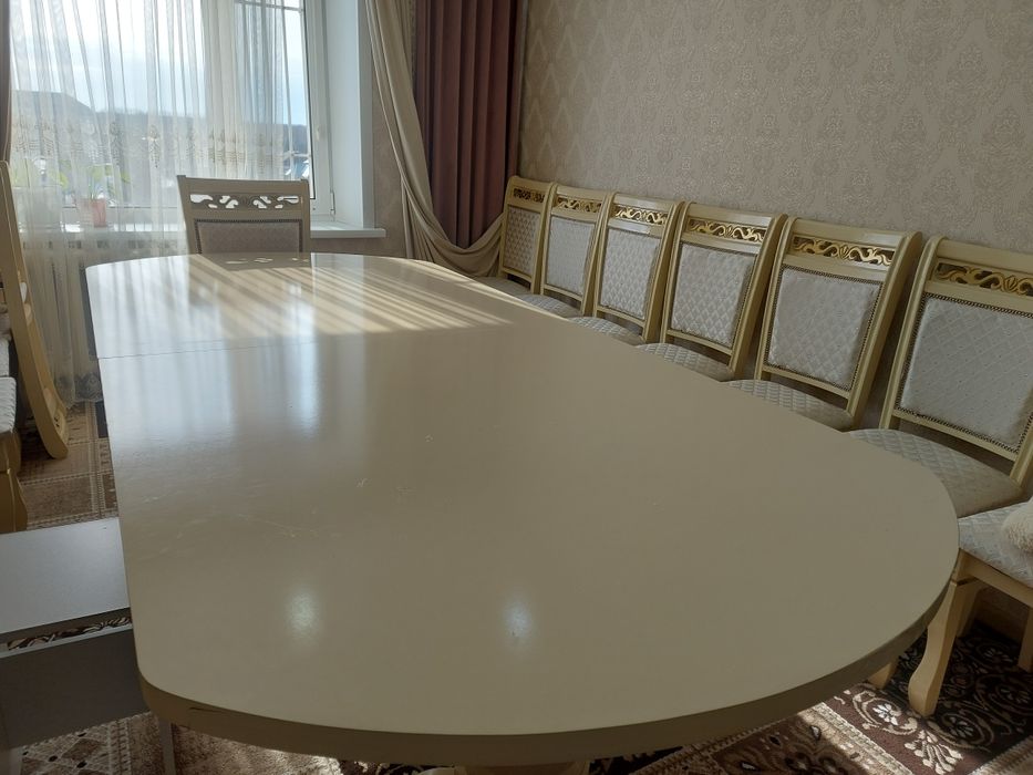 Стол,стулья новый бежевые