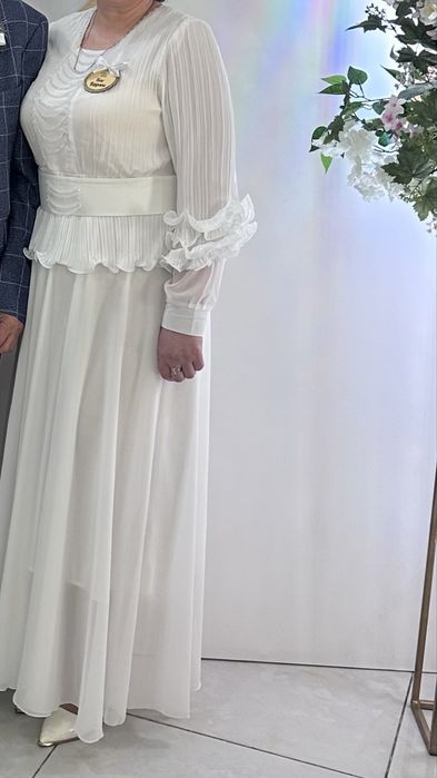 Продам вечернее платье белого цвета