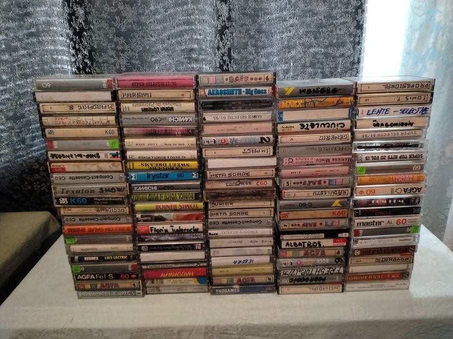 Casete audio cu și fără carcasă