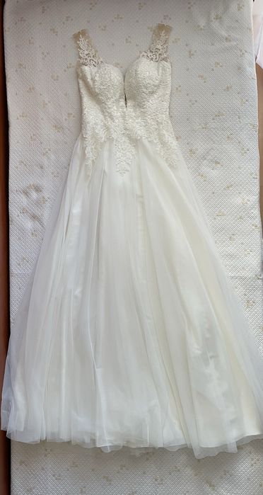 Нова сватбена рокля, размер М, с воал