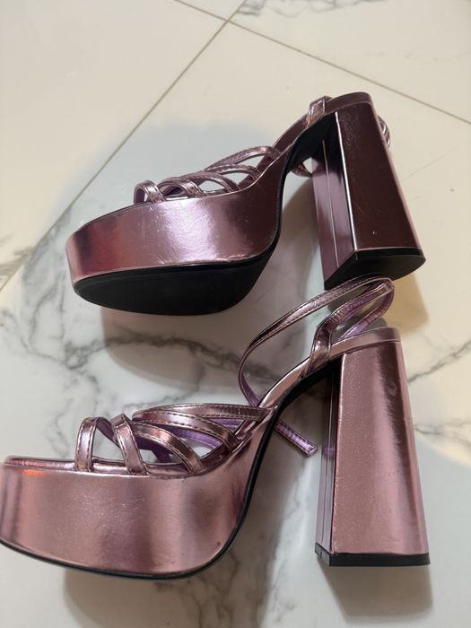 Sandale Bershka noi marimea 38