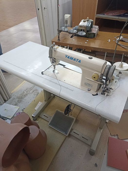Triploc JUKI + Mașină de cusut YAMA seTA industriale, cu mese