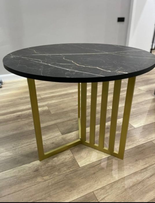 Продам стол кухонный овальный.