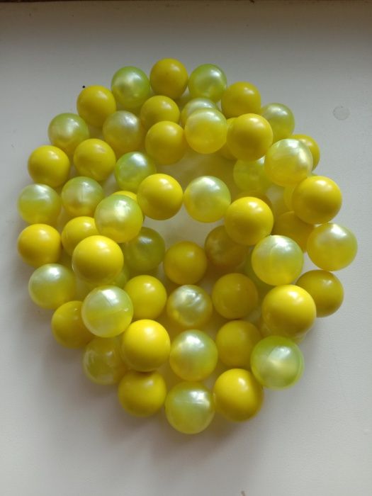 Массивные желтые бусы
