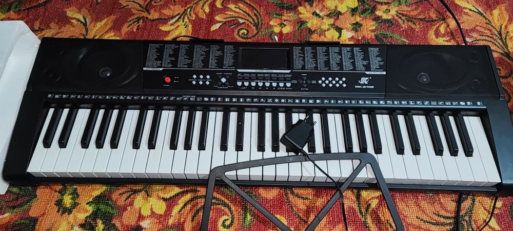 MK-2102 rusumli elektron sintezator (klavishli musiqa asbobi).
Bu asbo