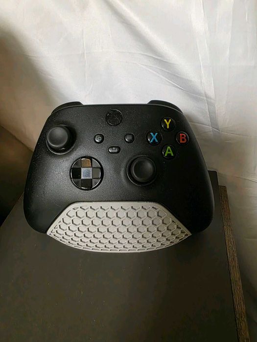 Стойка за Xbox контролер с шестоъгълен дизайн