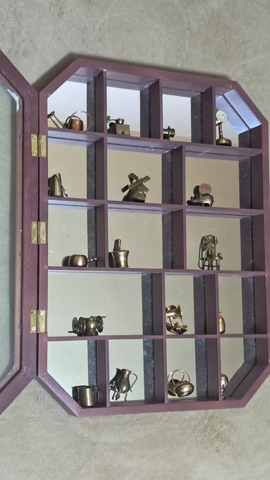 Vitrina cu 17 miniaturi din bronz