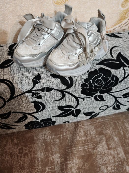 Продам детскую обувь