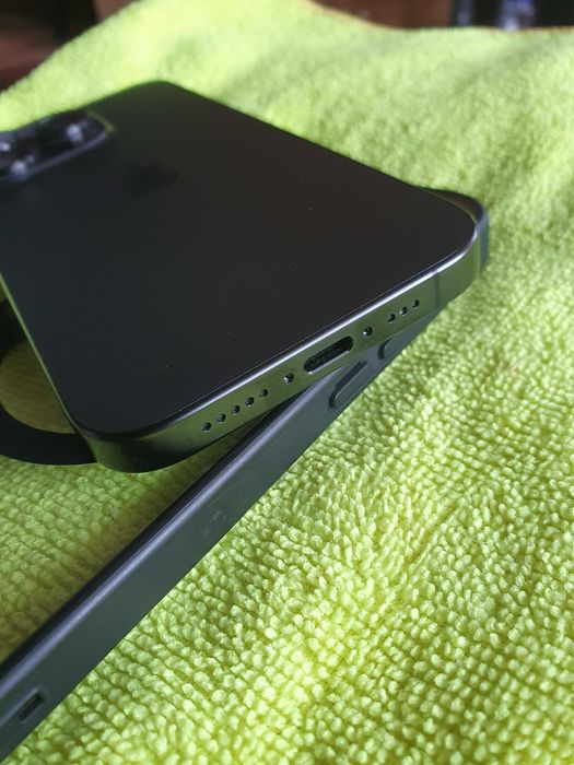 iPhone 15 Pro pentru piese – Carcasă completă Titanium (Șasiu + Spate): Stare impecabilă.