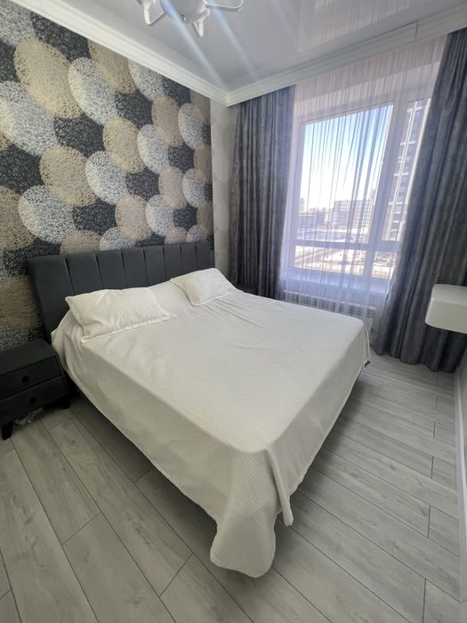 Продаю кровать и две тумбочки