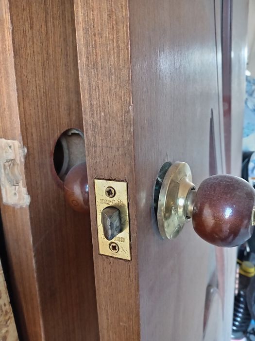 Продам двери с косяками