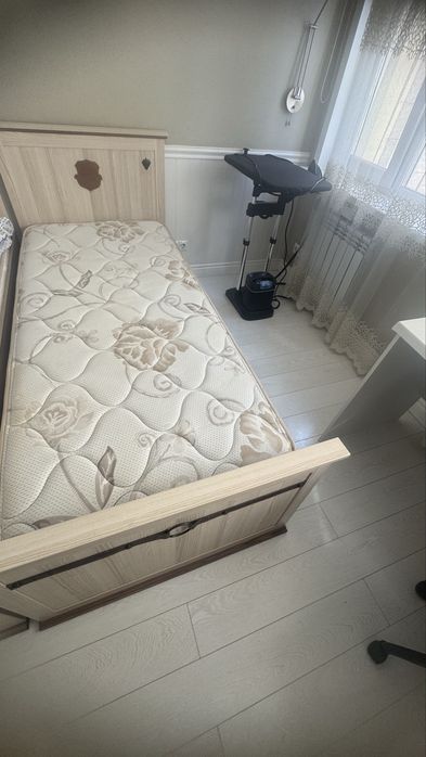 Продам кровать и стол