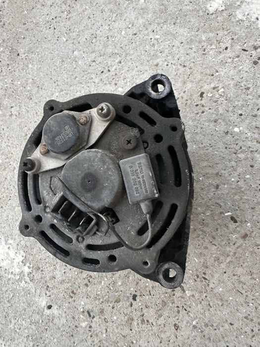 Продавам димамо за Mercedes 190E