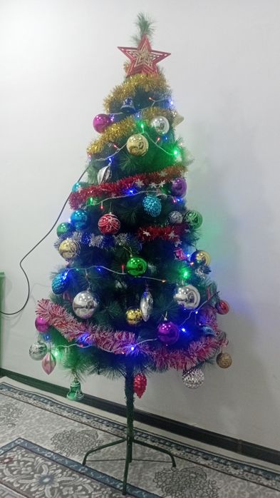 Yangi yil archasi sotiladi