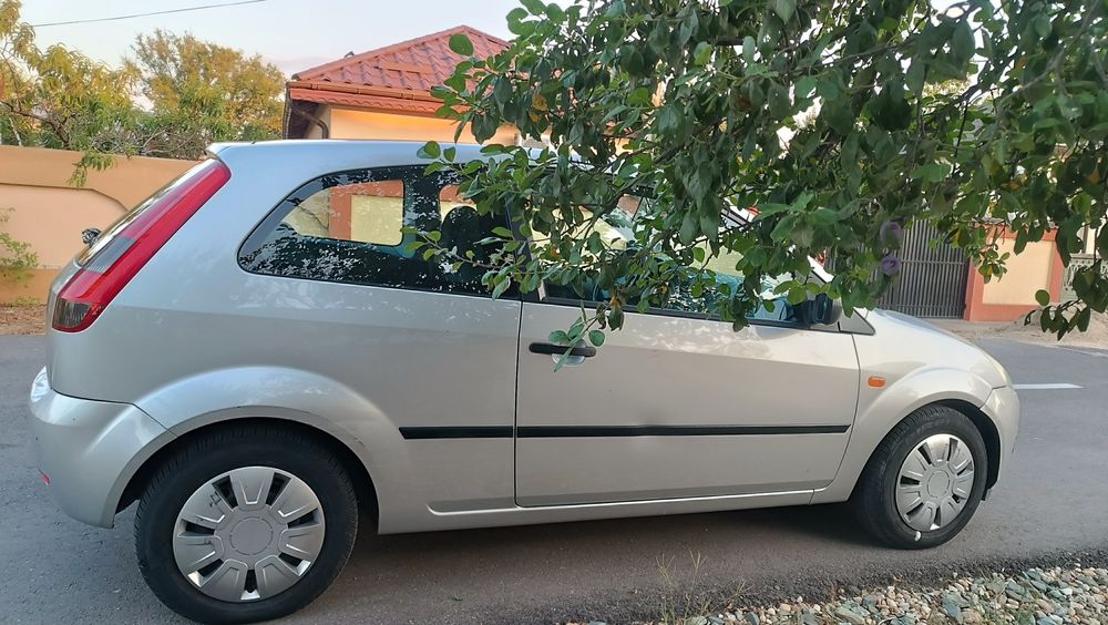 Vând Ford Fiesta -2005