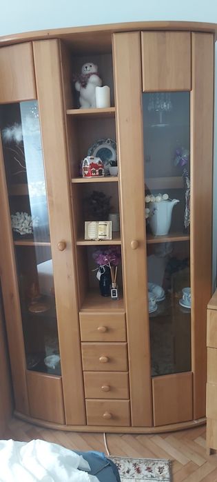 Vând vitrină din lemn masiv