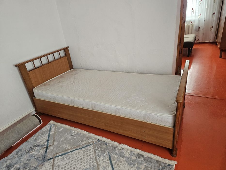 Мебель кроват с матрасом и шкаф