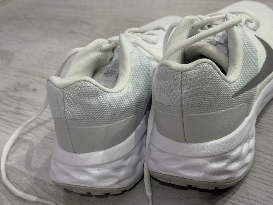 Бели Nike маратонки
