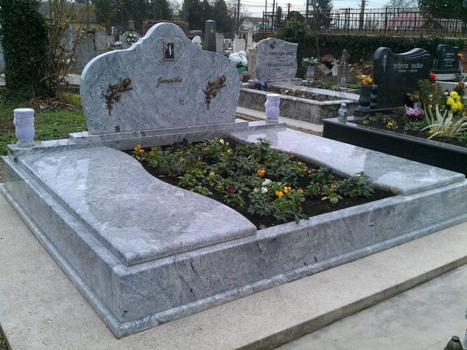 Vând cavouri, cripte, borduri, troițe